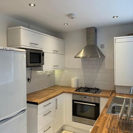 Entire Ground Floor Apartment In Watford วัตฟอร์ด ภายนอก รูปภาพ