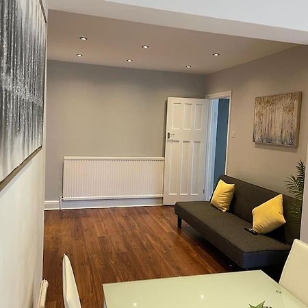 Entire Ground Floor Apartment In Watford วัตฟอร์ด ภายนอก รูปภาพ