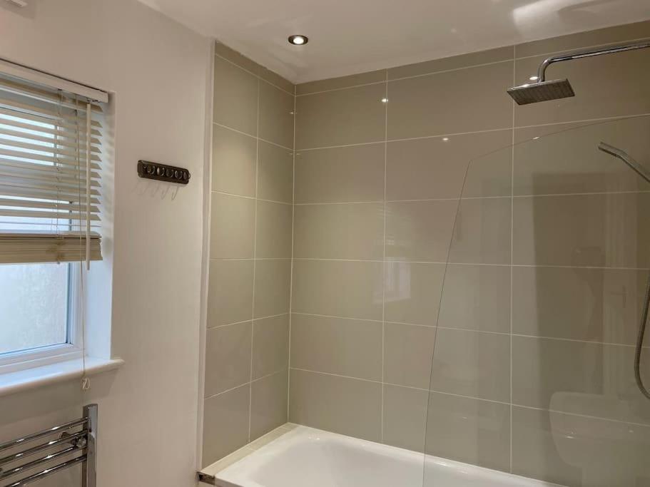 Entire Ground Floor Apartment In Watford วัตฟอร์ด ภายนอก รูปภาพ