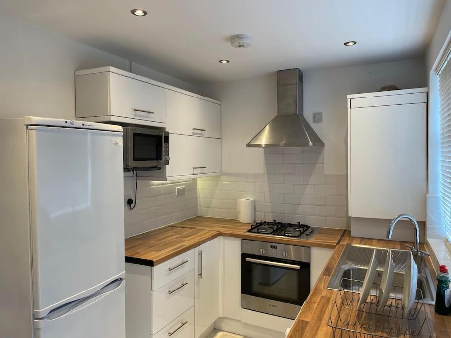 Entire Ground Floor Apartment In Watford วัตฟอร์ด ภายนอก รูปภาพ