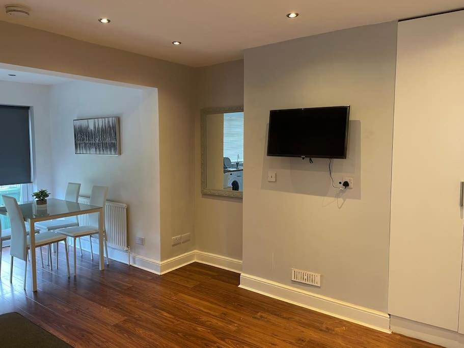 Entire Ground Floor Apartment In Watford วัตฟอร์ด ภายนอก รูปภาพ