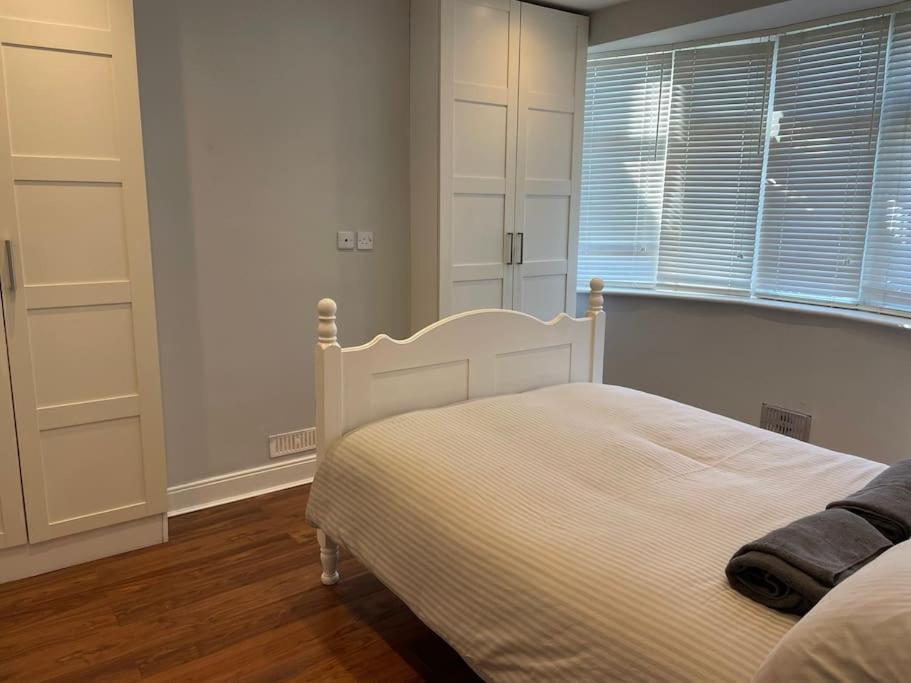 Entire Ground Floor Apartment In Watford วัตฟอร์ด ภายนอก รูปภาพ