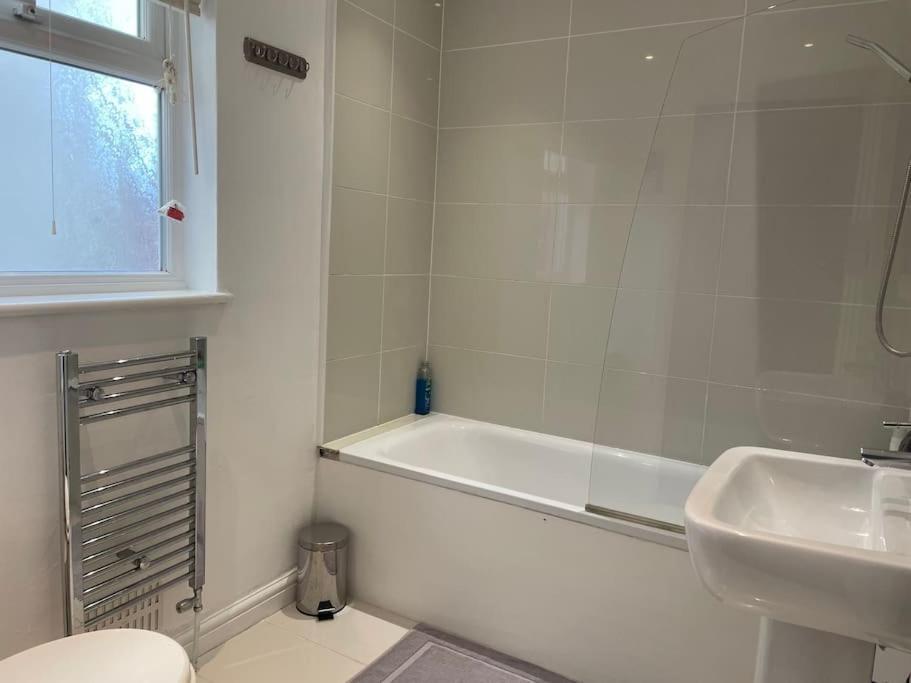 Entire Ground Floor Apartment In Watford วัตฟอร์ด ภายนอก รูปภาพ