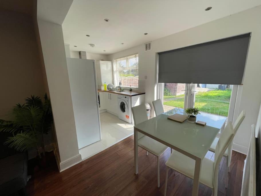 Entire Ground Floor Apartment In Watford วัตฟอร์ด ภายนอก รูปภาพ