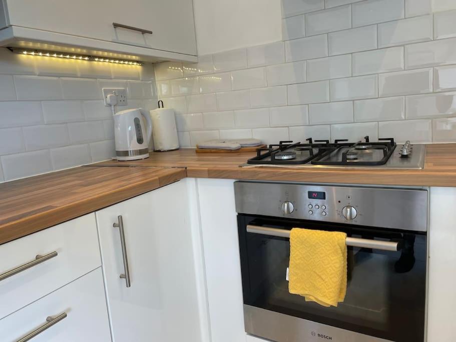 Entire Ground Floor Apartment In Watford วัตฟอร์ด ภายนอก รูปภาพ