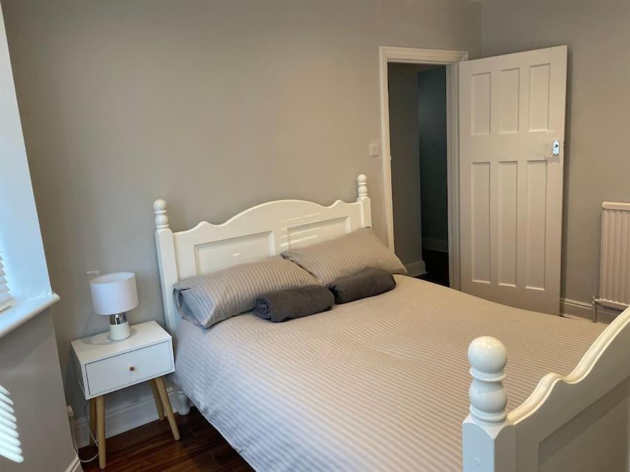 Entire Ground Floor Apartment In Watford วัตฟอร์ด ภายนอก รูปภาพ