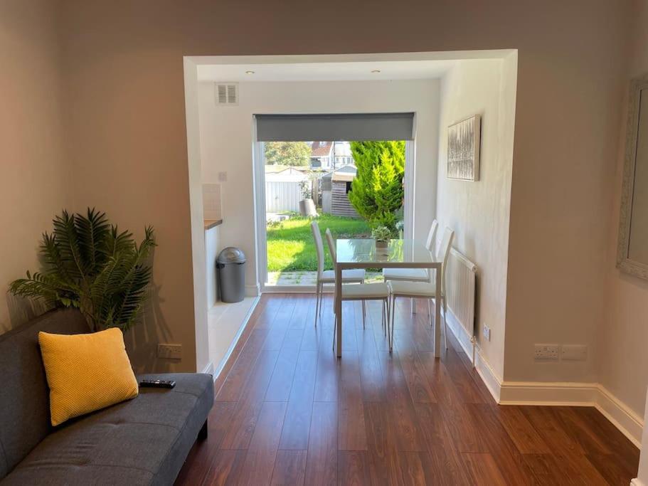 Entire Ground Floor Apartment In Watford วัตฟอร์ด ภายนอก รูปภาพ