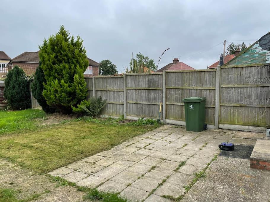Entire Ground Floor Apartment In Watford วัตฟอร์ด ภายนอก รูปภาพ