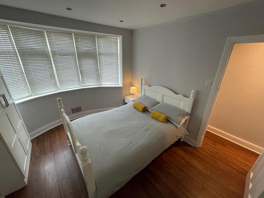 Entire Ground Floor Apartment In Watford วัตฟอร์ด ภายนอก รูปภาพ