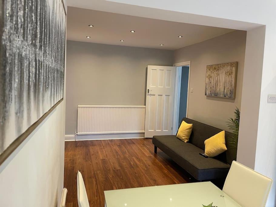 Entire Ground Floor Apartment In Watford วัตฟอร์ด ภายนอก รูปภาพ